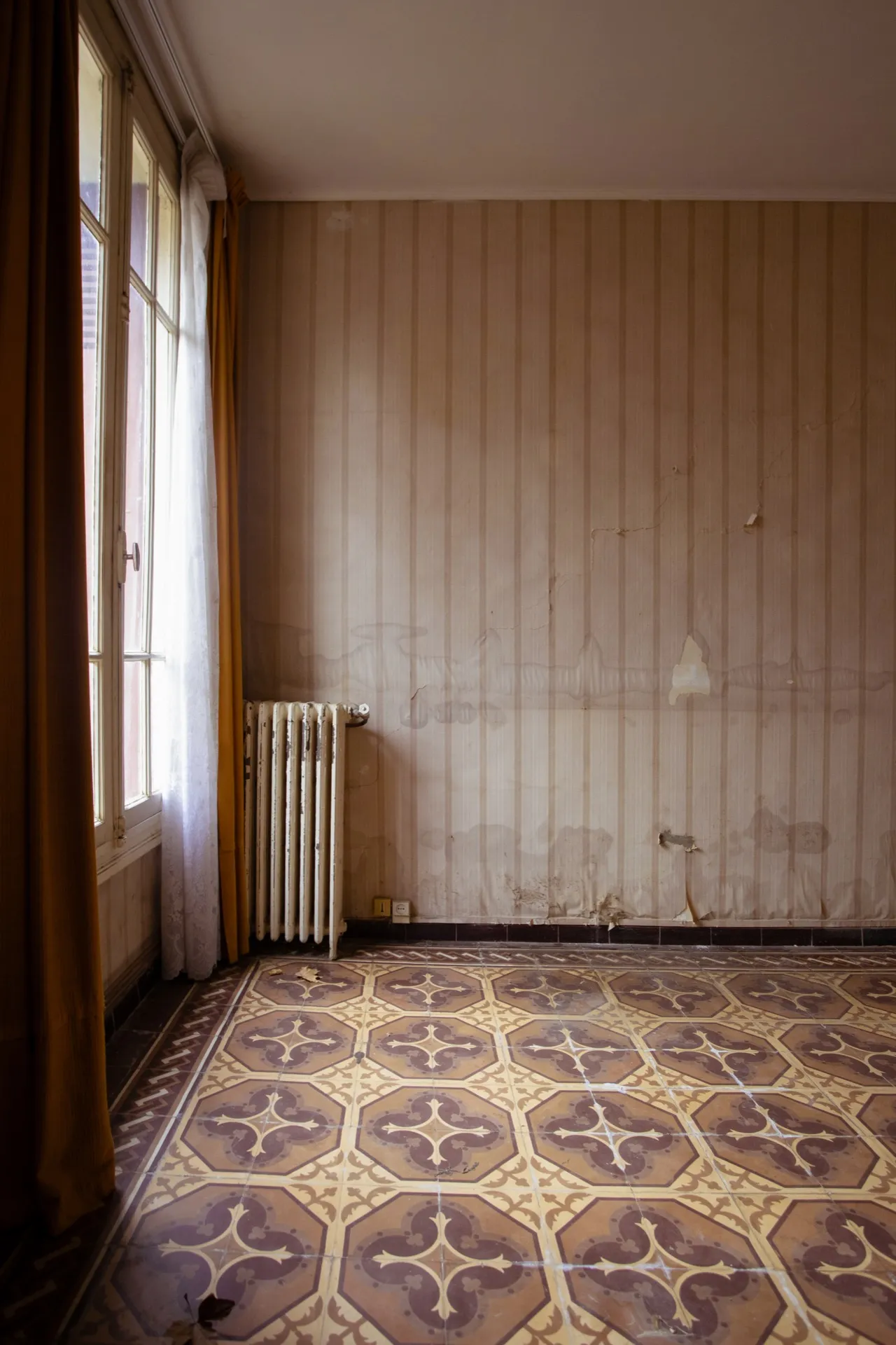 Fenêtre et rideaux, pièce en mutation