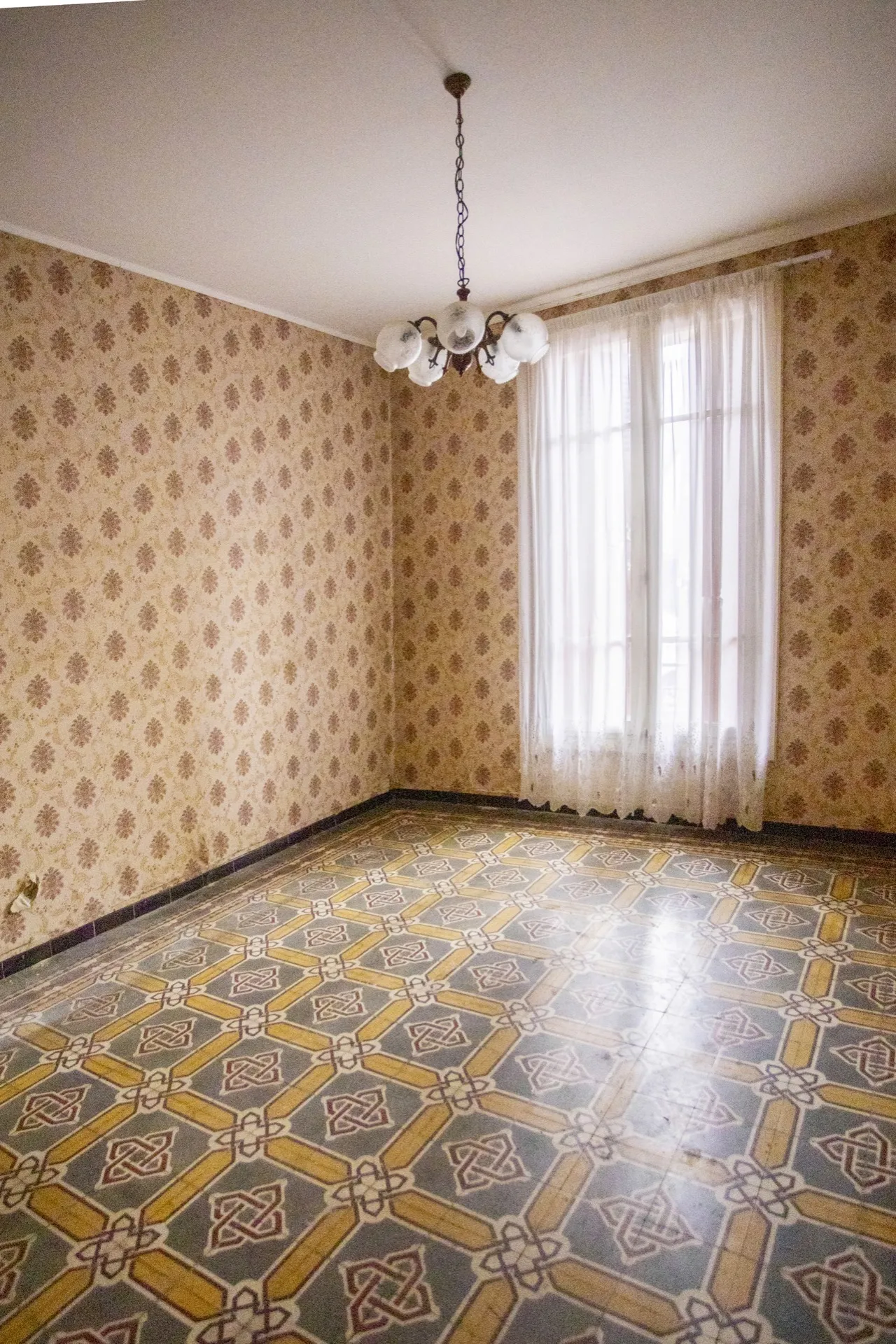 Lustre et papier peint, pièce vide