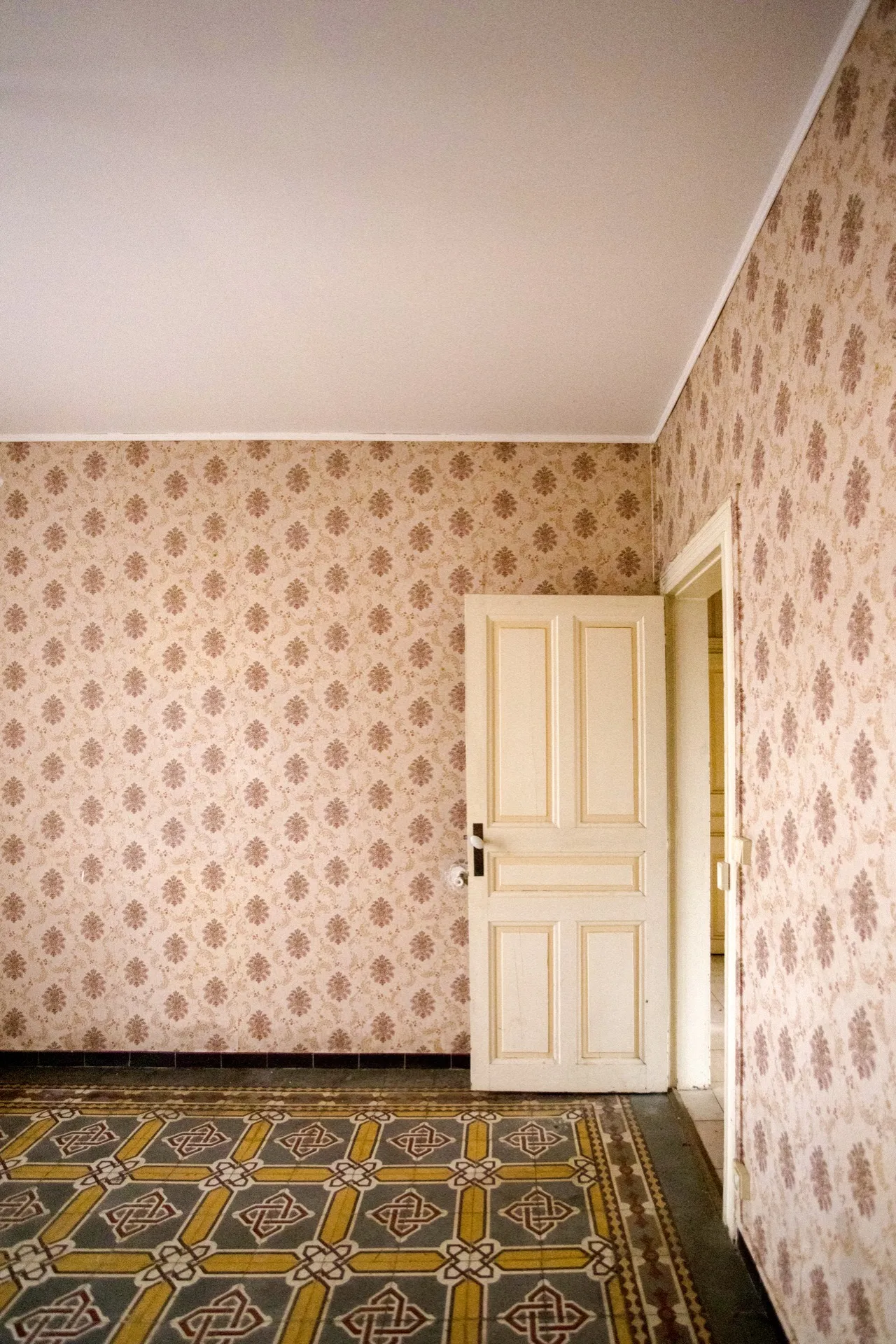 Porte ouverte, papier peint ancien